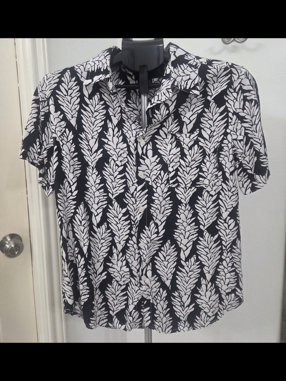 Men's Black Short-Sleeve Button-Down Shirt with White Leaf Pattern